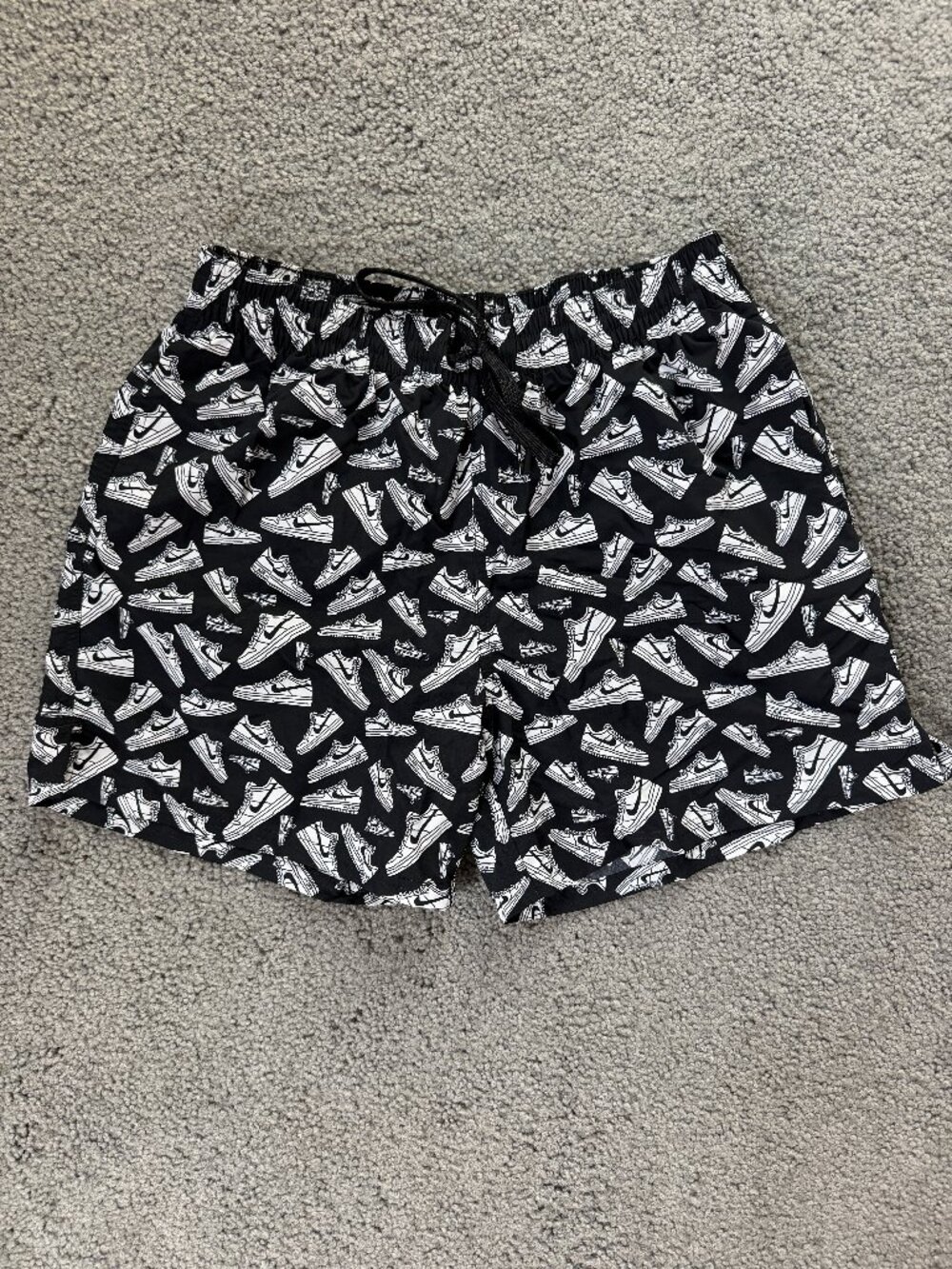 Nike Men's Tossed Sneaker Volley Shorts in Size Medium-5" Inseam - As New - NWOT